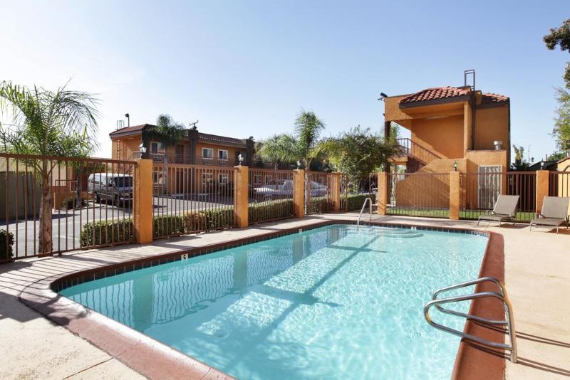 Express Inn & Suites Ontario Airport Exterior photo